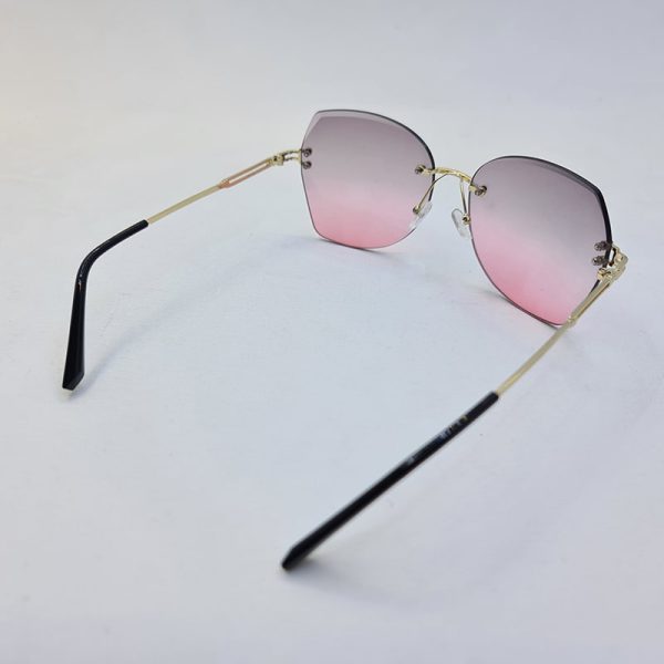 عکس از عینک آفتابی فریملس پروانه ای با لنز صورتی و دسته طلایی مدل b300