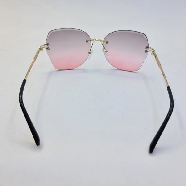 عکس از عینک آفتابی فریملس پروانه ای با لنز صورتی و دسته طلایی مدل b300