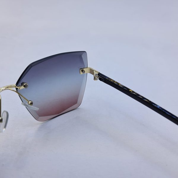 عکس از عینک آفتابی فریم لس پروانه ای با عدسی دودی و زرشکی رنگ و دسته مشکی مدل b301