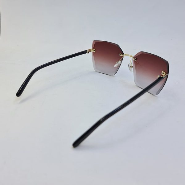 عکس از عینک آفتابی فریملس پروانه ای با عدسی مشکی رنگ و دسته مشکی مدل b301