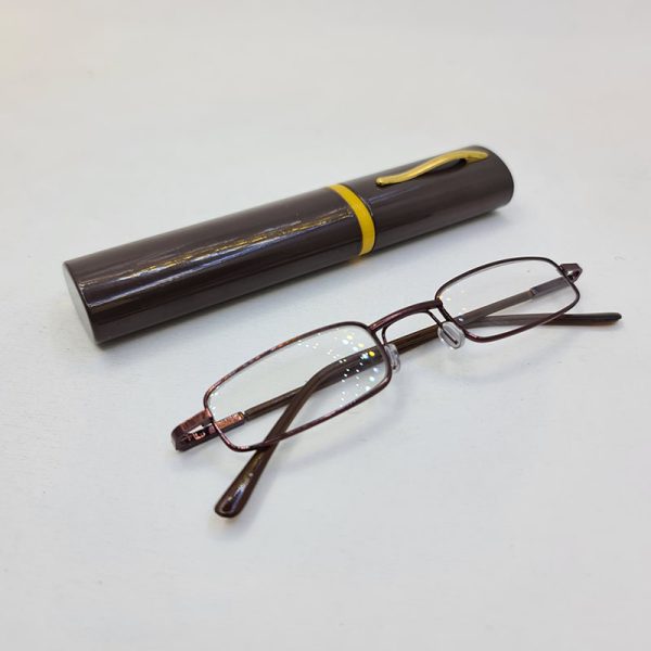 عکس از عینک مطالعه با نمره چشم 1. 50 و طرح خودکاری و قاب قهوه ای و زرد