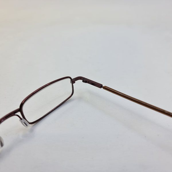 عکس از عینک مطالعه با نمره چشم 2. 25 و طرح خودکاری و قاب قهوه ای و زرد