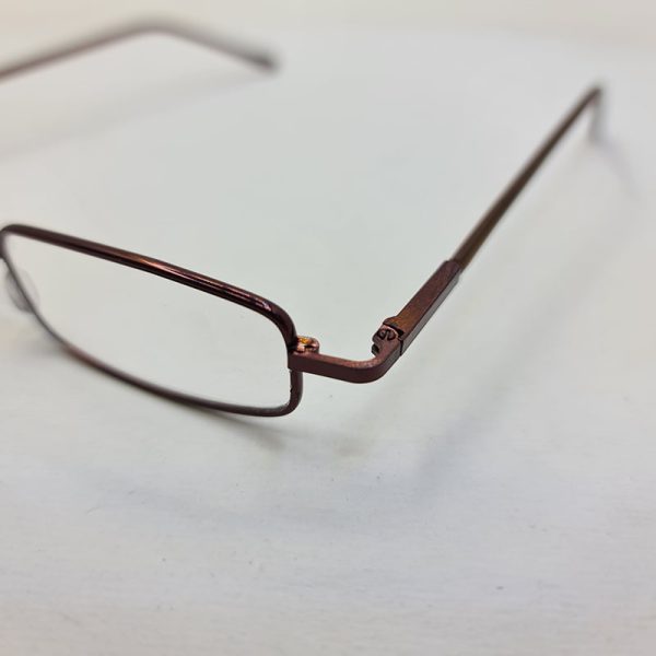 عکس از عینک مطالعه با نمره چشم 3. 50 و طرح خودکاری و قاب قهوه ای و زرد