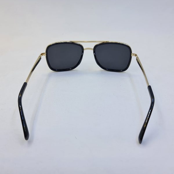 عکس از عینک آفتابی پلاریزه با فریم مربعی، مشکی و طلایی و لنز دودی carrera مدل c426