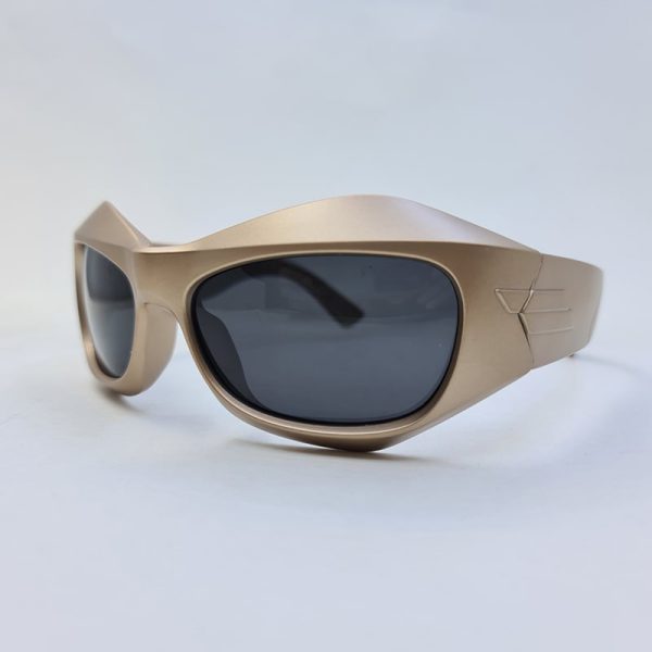 عکس از عینک آفتابی فانتزی و پولاریزه پرادا با فریم طلایی رنگ و لنز دودی مدل 3346