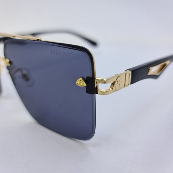 عکس از عینک آفتابی میباخ با فریم طلایی، دسته مشکی و عدسی دودی مدل gz1290