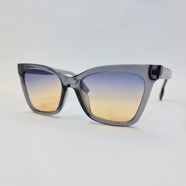 عکس از عینک آفتابی گربه ای با فریم خاکستری و عدسی دو رنگ برند burberry مدل d2820