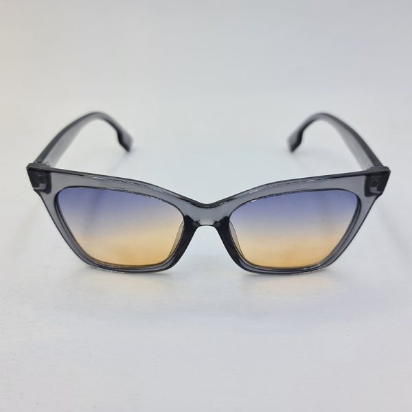 عکس از عینک آفتابی گربه ای با فریم خاکستری و عدسی دو رنگ برند burberry مدل d2820