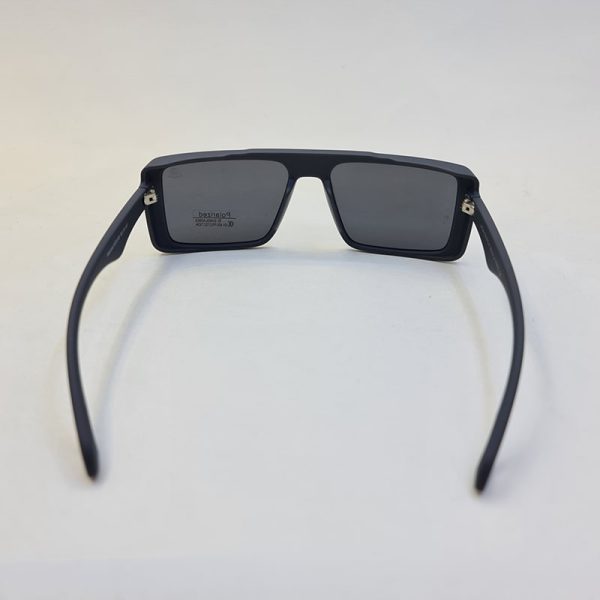 عکس از عینک آفتابی پلاریزه با فریم مستطیلی و طوسی رنگ مات برند میباخ مدل d22810p