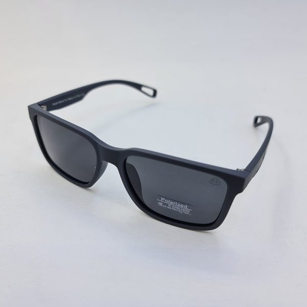 عکس از عینک آفتابی پولاریزد با فریم مربعی و طوسی رنگ مات برند میباخ مدل d22809p