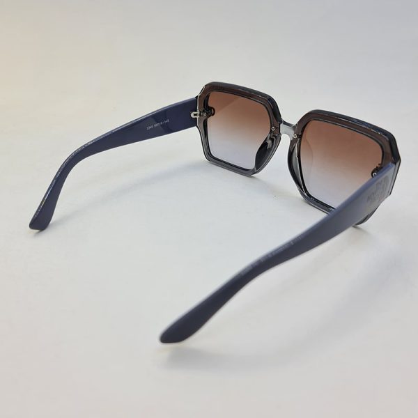 عکس از عینک آفتابی گوچی با فریم و دسته طوسی رنگ و لنز قهوه ای سایه روشن مدل 3340