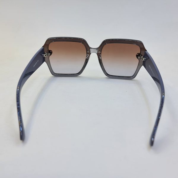 عکس از عینک آفتابی گوچی با فریم و دسته طوسی رنگ و لنز قهوه ای سایه روشن مدل 3340