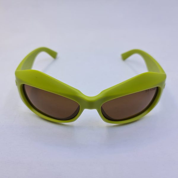 عکس از عینک آفتابی فانتزی و پلار prada با فریم سبز فسفری و لنز قهوه ای مدل 3346