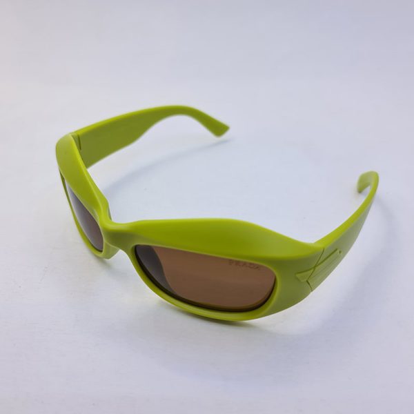 عکس از عینک آفتابی فانتزی و پلار prada با فریم سبز فسفری و لنز قهوه ای مدل 3346