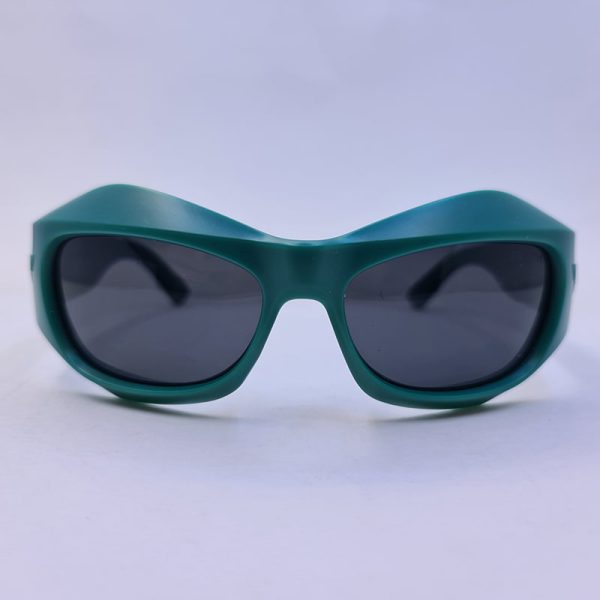 عکس از عینک آفتابی فشن و پلاریزه برند prada با فریم سبز کله غازی و لنز دودی مدل 3346
