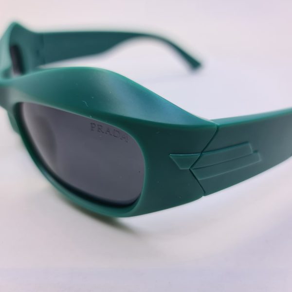 عکس از عینک آفتابی فشن و پلاریزه برند prada با فریم سبز کله غازی و لنز دودی مدل 3346