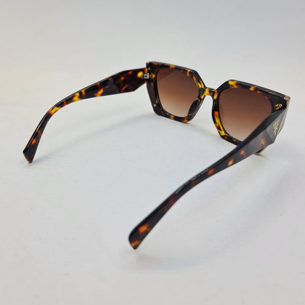 عکس از عینک آفتابی برند پرادا با فریم هاوانا و لنز قهوه ای سایه روشن مدل 8821