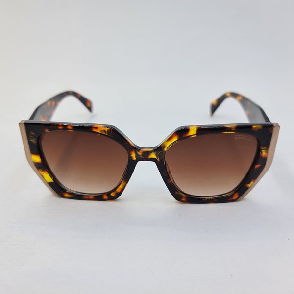 عکس از عینک آفتابی برند پرادا با فریم هاوانا و لنز قهوه ای سایه روشن مدل 8821