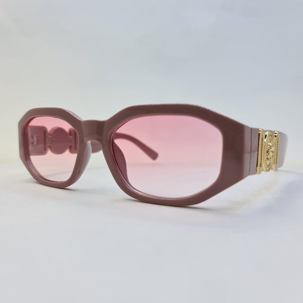 عکس از عینک آفتابی ورساچه با فریم مستطیلی و صورتی رنگ و لنز صورتی مدل 21008