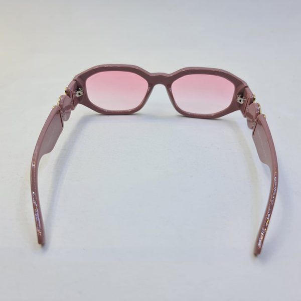 عکس از عینک آفتابی ورساچه با فریم مستطیلی و صورتی رنگ و لنز صورتی مدل 21008