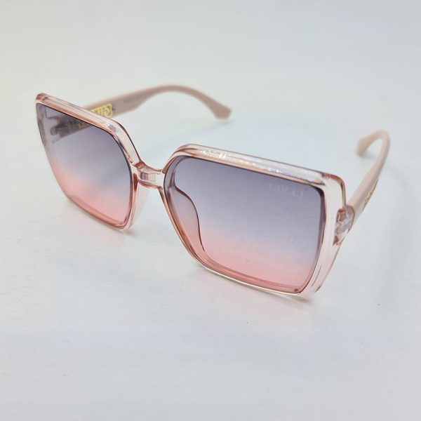 عکس از عینک آفتابی گوچی با فریم صورتی و دسته کرمی و لنز دو رنگ مدل 6062