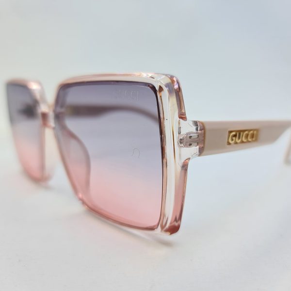 عکس از عینک آفتابی گوچی با فریم صورتی و دسته کرمی و لنز دو رنگ مدل 6062