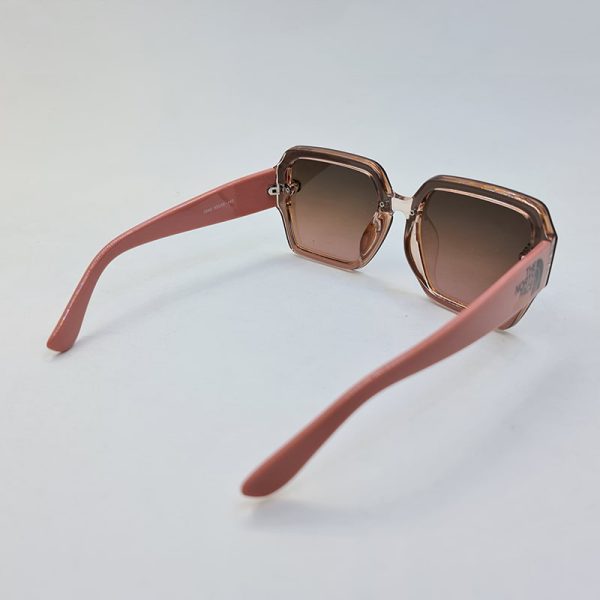 عکس از عینک آفتابی گوچی با فریم و دسته صورتی رنگ و لنز قهوه ای تیره مدل 3340