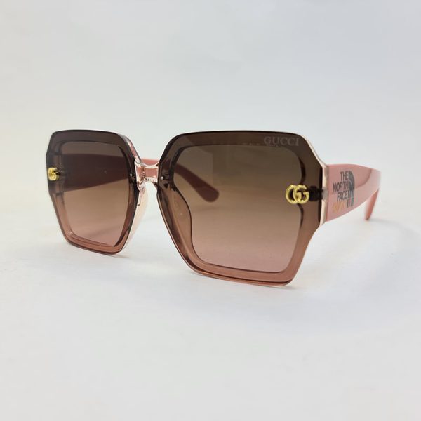 عکس از عینک آفتابی گوچی با فریم و دسته صورتی رنگ و لنز قهوه ای تیره مدل 3340