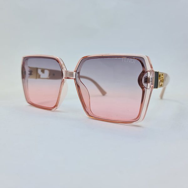 عکس از عینک آفتابی برند فندی با فریم صورتی و عدسی دو رنگ سایه روشن مدل 6063