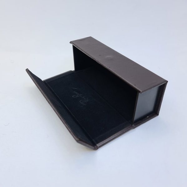 عکس از قاب عینک قهوه ای شکلاتی ریبن ray-ban با در آهربایی مدل 991810