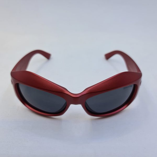 عکس از عینک آفتابی فشن و پلاریزه برند پرادا با فریم قرمز رنگ و لنز دودی مدل 3346