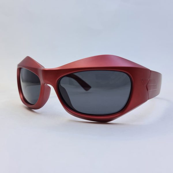 عکس از عینک آفتابی فشن و پلاریزه برند پرادا با فریم قرمز رنگ و لنز دودی مدل 3346