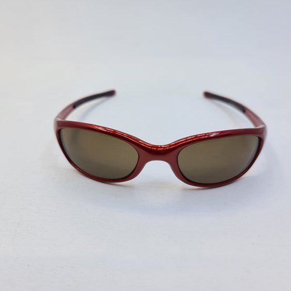 عکس از عینک آفتابی ورزشی با فریم قرمز رنگ و عدسی قهوه ای مدل 7058