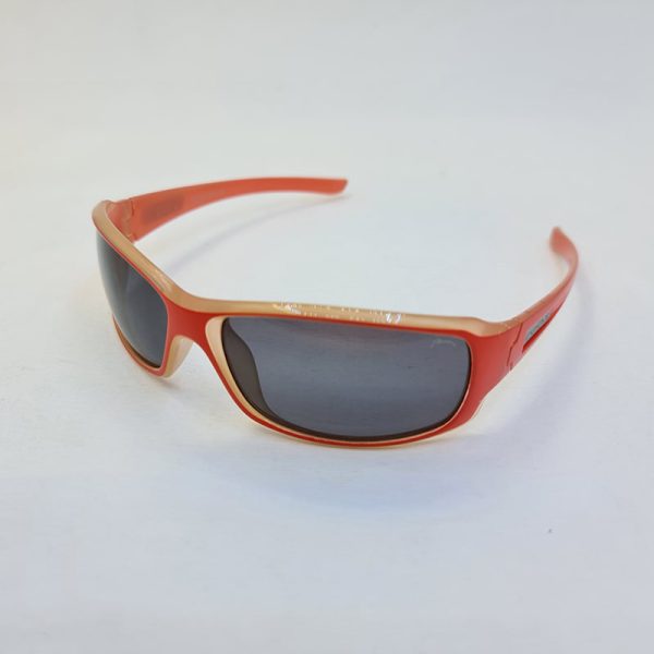 عکس از عینک ورزشی پلاریزه با فریم قرمز رنگ و عدسی دودی تیره برند relax مدل r2260a