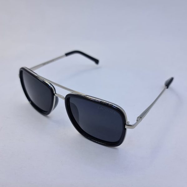 عکس از عینک آفتابی پلار با فریم مربعی، مشکی و نقره ای و لنز دودی carrera مدل c426