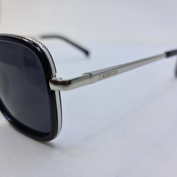 عکس از عینک آفتابی پلار با فریم مربعی، مشکی و نقره ای و لنز دودی carrera مدل c426