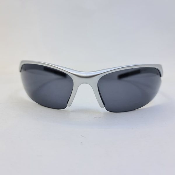 عکس از عینک آفتابی ورزشی نیم فریم با دودی با فریم نقره ای رنگ مدل par12