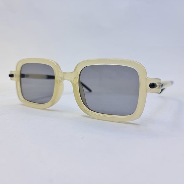 عکس از عینک آفتابی مربعی شکل با فریم رنگ کرمی و مشکی برند دیور مدل fg888