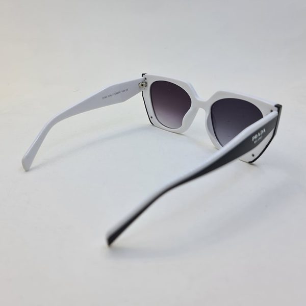 عکس از عینک آفتابی پرادا با فریم سفید رنگ و دسته مشکی و عدسی تیره مدل 2194