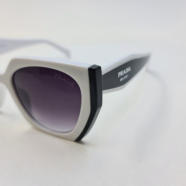 عکس از عینک آفتابی پرادا با فریم سفید رنگ و دسته مشکی و عدسی تیره مدل 2194