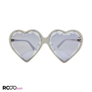 عکس از عینک شب با فریم قلبی شکل و سفید رنگ و عدسی آبی gucci مدل gg0360s