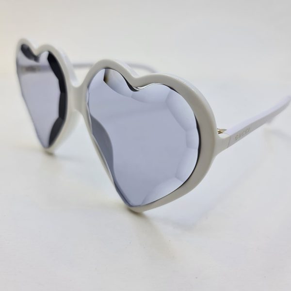 عکس از عینک شب با فریم قلبی شکل و سفید رنگ و عدسی آبی gucci مدل gg0360s