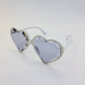 عکس از عینک شب با فریم قلبی شکل و سفید رنگ و عدسی آبی GUCCI مدل GG0360S