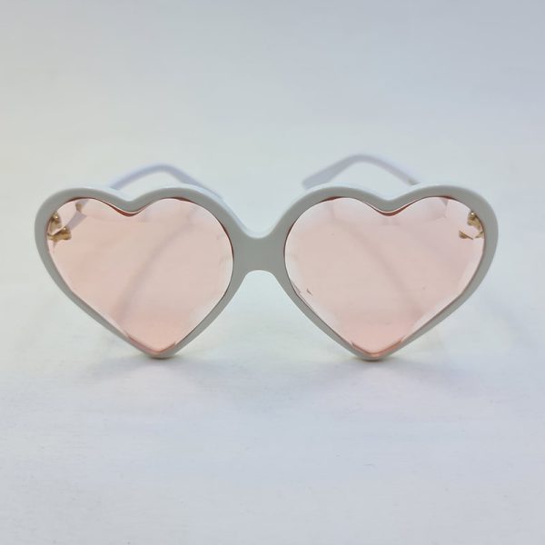 عکس از عینک شب با فریم سفید رنگ و قلبی و عدسی صورتی برند gucci مدل gg0360s