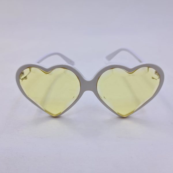 عکس از عینک دید در شب با فریم سفید رنگ و قلبی و عدسی زرد برند گوچی مدل gg0360s