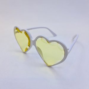 عکس از عینک دید در شب با فریم سفید رنگ و قلبی و عدسی زرد برند گوچی مدل GG0360S