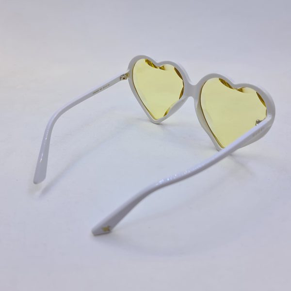 عکس از عینک دید در شب با فریم سفید رنگ و قلبی و عدسی زرد برند گوچی مدل gg0360s
