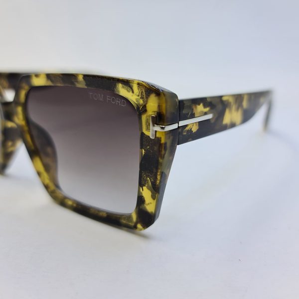عکس از عینک آفتابی tom ford با فریم سوسماری (زرد و مشکی) و مربعی شکل مدل 7276
