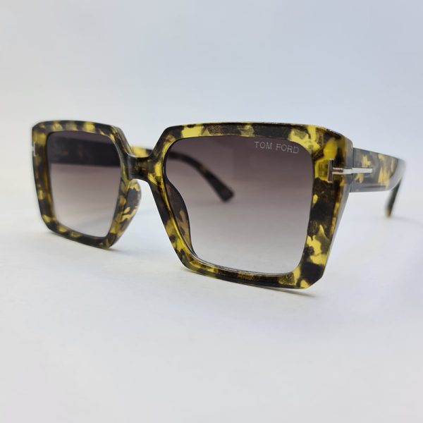 عکس از عینک آفتابی tom ford با فریم سوسماری (زرد و مشکی) و مربعی شکل مدل 7276