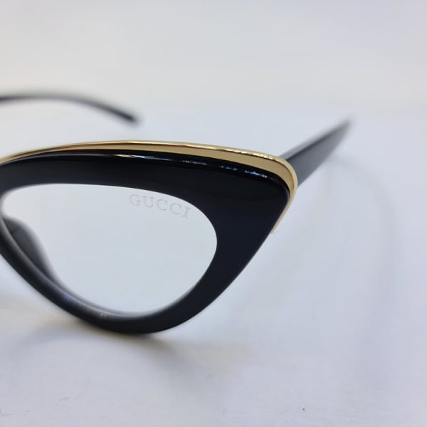 عکس از فریم عینک طبی مثلثی شکل با رنگ مشکی و طلایی برند gucci مدل g10a